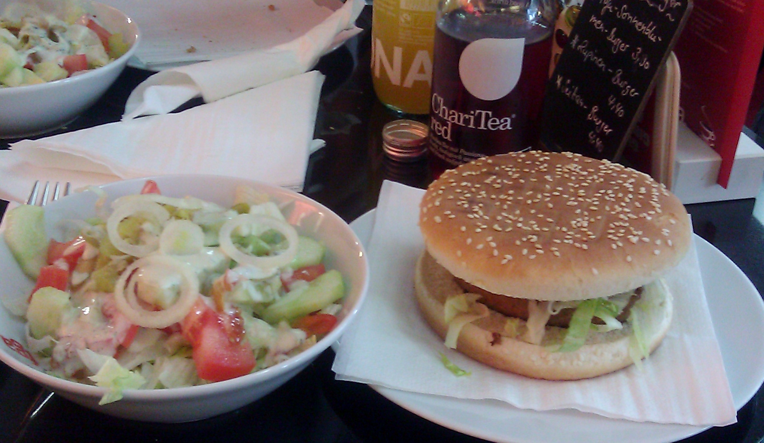 Seitan Burger und einen Salat mit Sojadressing