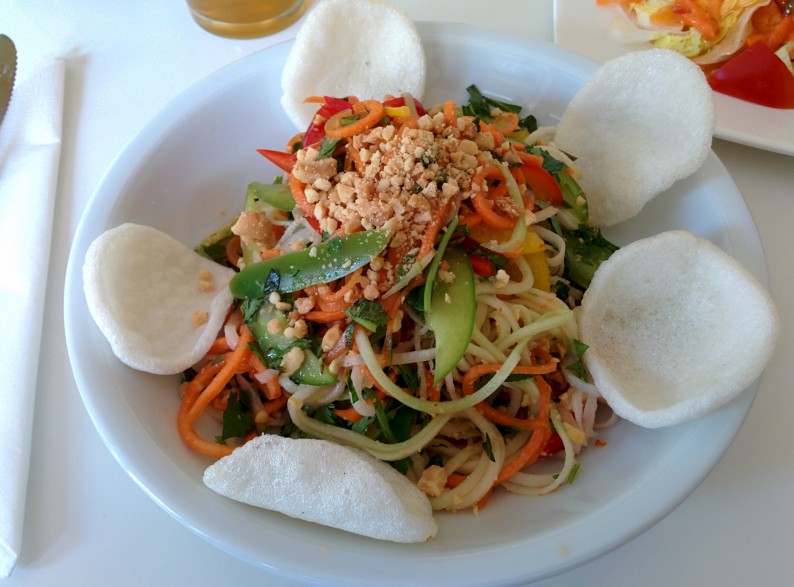 Süd-Aulac Salat mit veganen Krabbenchips, Loving Hut, Hannover