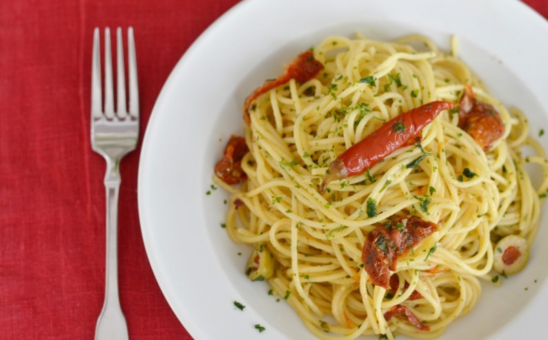 Avilia’s Spaghetti aglio e olio vegan getrocknete Tomaten Oliven