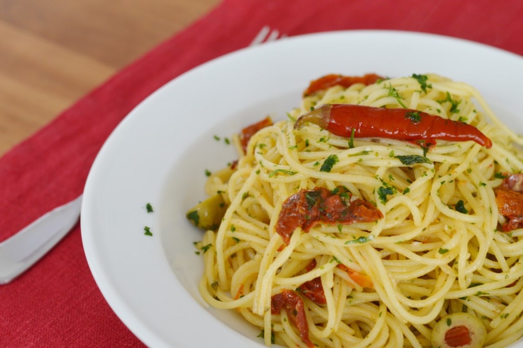 Avilia’s Spaghetti aglio e olio vegan getrocknete Tomaten Oliven