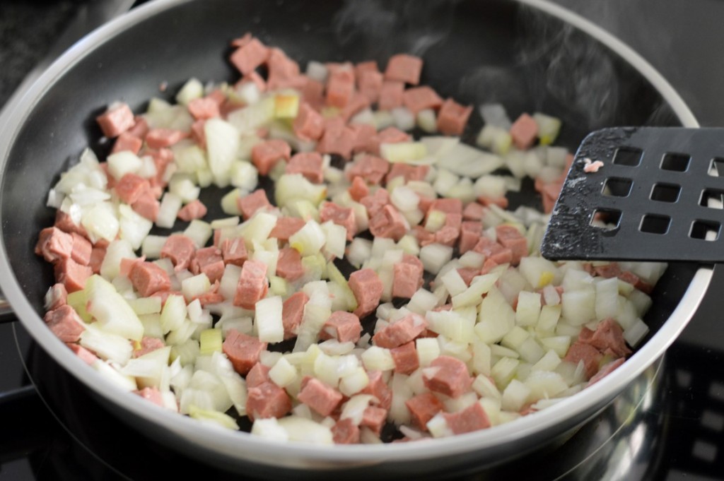 Proviand Gemüsefilet Würfel verwendet. Die bestehen nur aus Gemüse (Karotten, Erbsen, Kartoffelstärke etc.), aber schmecken nach Schinken. 
