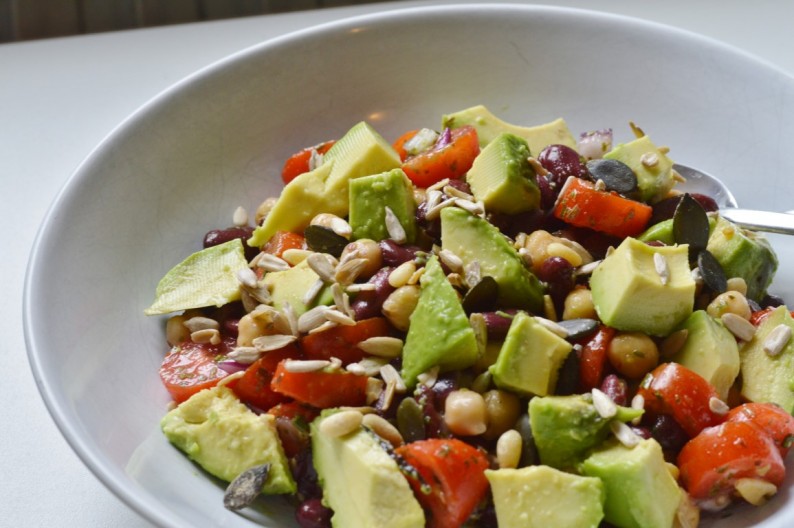 Rezept: veganer Proteinsalat mit Bohnen, Kichererbsen, Avocado