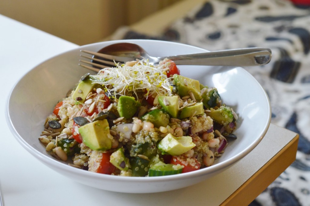 Rezept: Quinoa-Bohnen-Gurke-Avocado-Salat vegan
